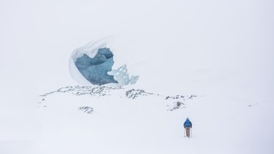 男子在山顶滑雪